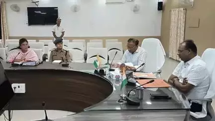 महाराजगंज: डीएम ने कलेक्ट्रेट सभागार में अंतरराष्ट्रीय योग दिवस के आयोजन को लेकर की बैठक
