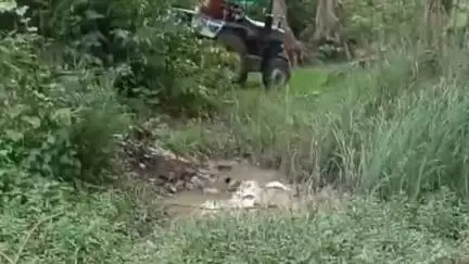 নাকাশিপাড়া: নতুন ভোলাডাঙ্গা একটি রাস্তায় জলের পাইপ লাইনের উপর ট্রাকটার  যাওয়ায় জলের পাইপ ফেটে গিয়ে রাস্তা জলমগ্ন #jansamasya