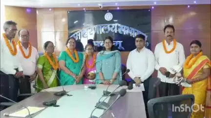 मेदिनीनगर (डालटनगंज): पलामू समाहरणालय में सेवानिवृत्त शिक्षकों का सम्मान, पेंशन अदालत में मिला विदाई समारोह