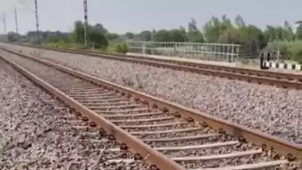 सिराथू: सिराथू पावर हाउस के पास रेलवे ट्रैक पर मिली युवक की लाश, हाथ पर लिखा था 'धरमराज', शिनाख्त नहीं हुई