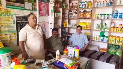 नोखा: कृषि विभाग के संयुक्त निदेशक ने नोखा दौरे पर कृषि अदान विक्रेताओं के प्रतिष्ठानों का किया निरीक्षण