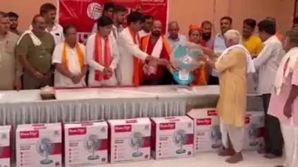 झुंझुनू: झुंझुनू में विप्र फाउंडेशन ने जरूरतमंद परिवारों और प्राचीन मंदिरों में टेबल फैन का किया वितरण