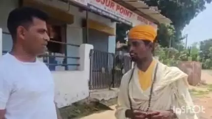 गारू: गारू प्रखंड मुख्यालय में पत्रकार ने दोपहर 2:00 बजे फर्जी साधु बाबा का किया भंडाफोड़