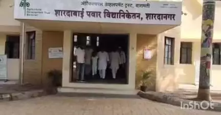 लातूर: आ.रोहितपवारांनी स्विकारले लातूरच्या अनाथ मुलीचे पालकत्व,राष्ट्रवादी शरद पवार पक्षाचे जिल्हाध्यक्ष संजय शेटेचा पुढाकार