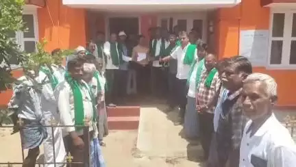 ಹನೂರು: ಹೊನ್ನೂರು ಪ್ರಕಾಶ್ ವಿರುದ್ಧದ ದೂರು ಖಂಡನೆ, ಪಟ್ಟಣದಲ್ಲಿ ತಹಶೀಲ್ದಾರ್ ಮೂಲಕ ಸಿಎಂಗೆ ಮನವಿ