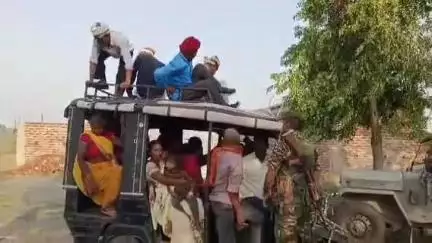 तरहसी: ब्रहकुरवा में चार बारातियों की मौत के बाद छत पर सवारी बैठाने पर कार्रवाई, कई वाहनों से उतारे गए यात्री