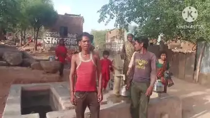 पिछोर: ग्राम बदरवास में स्थित हेड पंप मैं पाइप लाइन कम होने से,पड़ा खराब,ग्रामीण तरस रहे,बूंद बूंद को लोग परेशान#jansamasya