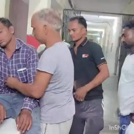ऊंचाहार: पटेरवा तिराहे के निकट बाइक सवार दबंगों ने ड्यूटी से घर लौट रहे श्रमिक को बेरहमी से पीटा, सीएचसी में कराया गया भर्ती
