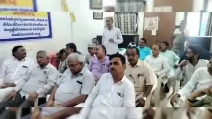 ડીસા બકરી ઈદના તહેવારને અનુલક્ષીને દક્ષિણ પોલીસ સ્ટેશન ખાતે શાંતી સમિતિની બેઠક યોજાઈ હિંદુ મુસ્લિમના આગેવાનો ઉપસ્થિત