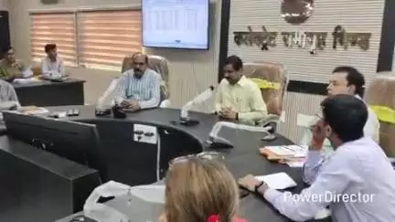 भिंड नगर: भिंड कलेक्ट्रेट कार्यालय में कलेक्टर की अध्यक्षता में साप्ताहिक समीक्षा बैठक आयोजित