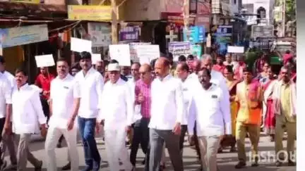 రాజేంద్రనగర్: చేవెళ్లలో మున్సిపల్ ఆధ్వర్యంలో నిర్వహించిన వందరోజుల ప్రణాళిక ర్యాలీలో పాల్గొన్న ఎమ్మెల్యే కాలే యాదయ్య