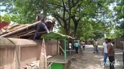 जामताड़ा: जामताड़ा शहर में नगर पंचायत कार्यालय और पुलिस ने संयुक्त रूप से चलाया अतिक्रमण हटाओ अभियान