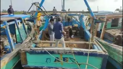 இராமேஸ்வரம்: மீன்பிடி துறைமுகங்களில் விசை படகுகளில் மீன்வளத்துறை அதிகாரிகள் ஆய்வு