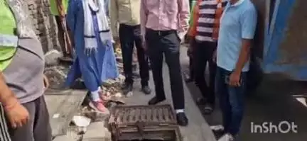 हल्द्वानी: हल्द्वानी के नैनीताल रोड पर कुमाऊं कमिश्नर दीपक रावत ने सफाई व्यवस्था और पार्किंग का किया निरीक्षण