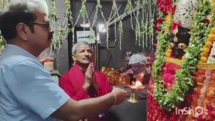 भभुआ: कैमूर के नए डीएम सुनील कुमार ने मां मुंडेश्वरी का पूजन-दर्शन कर लिया आशीर्वाद