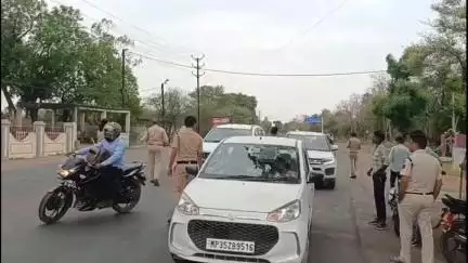 उचेहरा: तहसील मोड़ पर पुलिस ने चेकिंग के दौरान 5 वाहन चालकों के खिलाफ की चालानी कार्रवाई