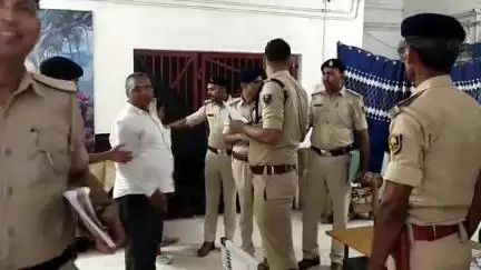 समस्तीपुर: जिला पुलिस कप्तान ने नगर थाने में लंबित मामलों का किया निरीक्षण, थानाध्यक्ष व पुलिस अधिकारी रहे उपस्थित