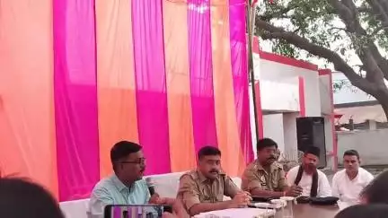 महमूदाबाद: कोतवाली महमूदाबाद परिसर में बकरा ईद को लेकर पीस कमेटी की बैठक, अध्यक्षता एडिशनल एसपी ने की