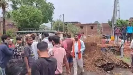 अरियरी: सड़क दुर्घटना में नर्सिंग छात्रा की मौत के बाद ग्रामीणों का फूटा गुस्सा, रोड जाम से यातायात बाधित