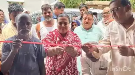 मेहरमा: डोय पंचायत भवन में मंत्री दीपिका पांडे सिंह ने किसानों को उन्नत किस्म के धान बीज वितरित किए