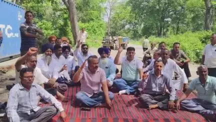 डोईवाला: कालूवाला बक्सरवाला में कांग्रेस नेता गौरव सिंह ने ग्रामीणों के साथ किया धरना प्रदर्शन, सरकार पर लगाए गंभीर आरोप