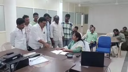 ఆత్మకూరు: చికెన్ వ్యర్ధాలు తరలించే వారిపై చర్యలు తీసుకోవాలని పట్టణంలో ఆర్డీవో పావనిని కోరిన జనసేన నేత శ్రీధర్