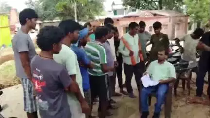 बेंगाबाद: चेंगरबासा में राशन गबन के विरोध में कार्ड धारकों ने पीडीएस संचालक के खिलाफ प्रदर्शन किया