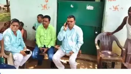 देवघर: बनियाडीह गांव में दलित बच्चे की हत्या होने पर झामुमो जिलाध्यक्ष ने पीड़ित परिवार से मुलाक़ात की