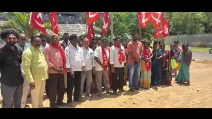 ప్రొద్దుటూరు: ఇళ్ల స్థలాలను ప్రభుత్వం అందించకపోతే తామే పేదలకు పంచుతాం: జిల్లా సీపీఐ కార్యవర్గ సభ్యులు రామయ్య
