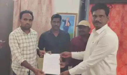 కొండపి: పొన్నలూరులో ఇసుక మాఫియాకు అడ్డుకట్ట వేయాలని తహసీల్దార్‌కు వినతిపత్రం అందజేసిన జనసేన నాయకులు