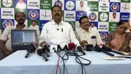 తణుకు: రేషన్ పంపిణీ తిరిగి పాత విధానం కొనసాగించాలని మాజీ మంత్రి కారుమూరి వెంకట నాగేశ్వరరావు డిమాండ్