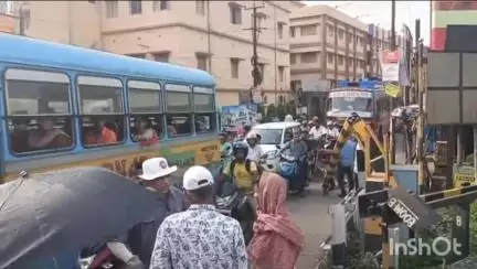 রাজারহাট: গাড়ির ধাক্কায় ভাঙল বারাসাতের 11 নম্বর রেলগেট, যানজট