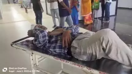 ଅନୁଗୋଳ: କୁମୁଣ୍ଡା ନିକଟରେ ଅଜଣା ଗାଡି ଧକ୍କାରେ ଜଣେ ଗୁରୁତର, ଜିଲ୍ଲା ମୁଖ୍ୟ ଚିକିତ୍ସାଳୟରେ ଭର୍ତ୍ତି