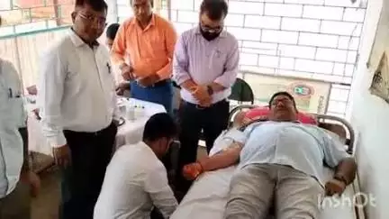 उधवा: प्राथमिक स्वास्थ्य केंद्र उधवा में आयोजित रक्तदान शिविर में बीडीओ सहित चार लोगों ने किया रक्तदान
