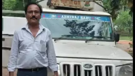 डोमचांच: वन क्षेत्र पदाधिकारी ने अवैध लकड़ी से भरी पिकअप वैन को पकड़ा