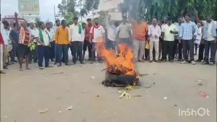 ಶ್ರೀನಿವಾಸಪುರ: ಮಾವಿನ ಹಣ್ಣಿಗೆ ಬೆಲೆ ಕುಸಿತ ಹಿನ್ನೆಲೆ ಶ್ರೀನಿವಾಸಪುರ ಪಟ್ಟಣದಲ್ಲಿ ಮಾವು ಬೆಳೆಗಾರರಿಂದ ಪ್ರತಿಭಟನೆ #localissue