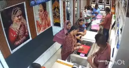 ବୀରମହାରାଜପୁର: ବୀରମହାରାଜପୁର ସ୍ଥିତ ରଞ୍ଜନ ଜୁଏଲାରୀରିରୁ ତିନି ଜଣ ମହିଳା ଚୋରି କରୁଥିବା ଦୃଶ୍ୟ ସିସିଟିଭିରେ କଏଦ, ଭିଡିଓ ଭାଇରାଲ
