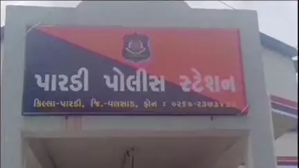 પારડી: પોલીસે ચાર રસ્તા બ્રિજ નીચેથી એક ઈસમને ૭૨ નંગ વિદેશી દારૂ સાથે ઝડપી પાડ્યો