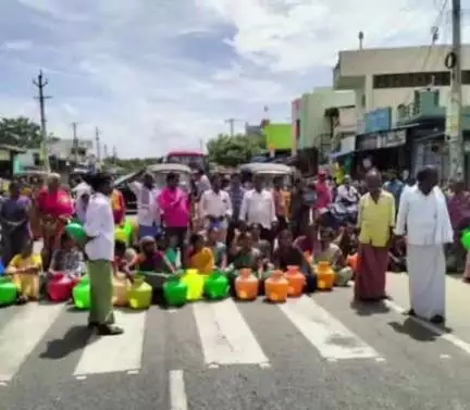 ఉరవకొండ: తాగునీటి సమస్యను వెంటనే పరిష్కరించాలని డిమాండ్ చేస్తూ ఖాళీ బిందెలతో కూడేరులో మహిళలు రాస్తారోకో