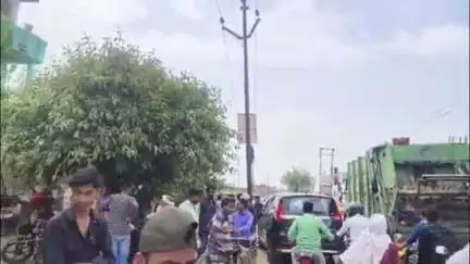 फिरोज़ाबाद: बम्बा चौराहे के पास नगर निगम की कूड़ा गाड़ी ने टेम्पो में मारी जोरदार टक्कर, टेम्पो चालक हुआ घायल