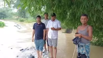 করিমগঞ্জ: কান্দিগ্রামে নদীর বাঁধ ভেঙে প্রবেশ করছে জল, বিভাগীয় কর্তৃপক্ষের বিরুদ্ধে গাফিলতির অভিযোগ #jansamasya