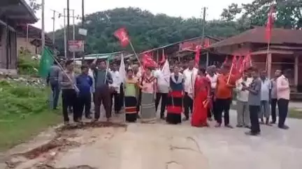 সাব্রুম: মনুবাজার শ্রীনগর রাস্তা সংস্কারের দাবিতে পোয়াংবাড়িতে শ্রীনগর মনুবাজার রাস্তা অবরোধ করল CPI(M)