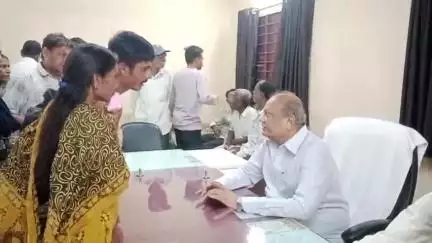 હાલોલ: શહેરમાં તાલુકા પંચાયત ખાતે ધારાસભ્ય જયદ્રથસિંહ પરમારે વિધાનસભા મત વિસ્તારની જનતાના પ્રશ્નોના નિરાકરણ અંતર્ગત બેઠક યોજી