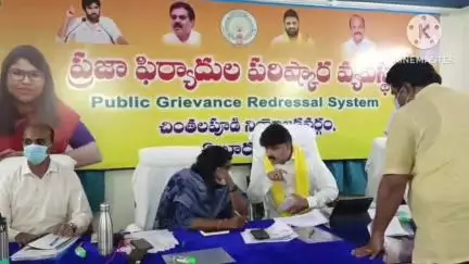చింతలపూడిలో ప్రజల సమస్యలకు వచ్చిన అర్జీలను స్వీకరించిన జిల్లా కలెక్టర్ వెట్రి సెల్వి, MLA రోషన్ కుమార్