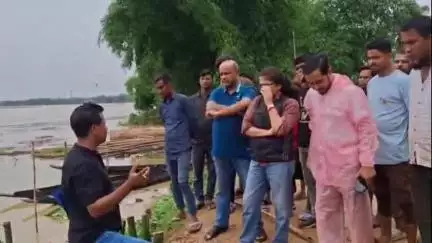 শিলচর: শিলচর বেরেঙ্গা নাথপাড়ায় বাঁধের নির্মাণ কাজ পরিদর্শন করে ক্ষোভ প্রকাশ তৃণমূল নেত্রী সুস্মিতা দেবের
