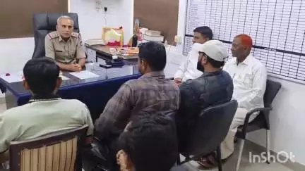 કાલોલ: તાલુકાના વેજલપુર પોલીસ સ્ટેશનમાં બકરી ઈદના તહેવાર નિમિત્તે શાંતિ સમિતિ ની મિટિંગ યોજાઈ જેમાં મુસ્લિમ સમાજના આગેવાનો હાજર રહ્યા
