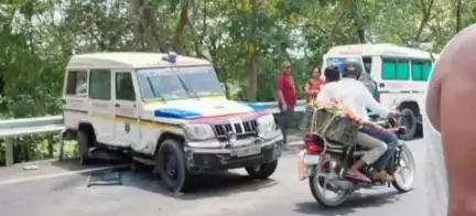 गोगरी: NH-31 स्थित देवठा बजरंगबली मंदिर के पास एम्बुलेंस और कार में हुई टक्कर, मरीज और यात्री बाल-बाल बचे