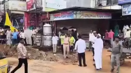 కొండమల్లేపల్లి: మండల కేంద్రంలో జాతీయ రహదారిపై నిర్మించిన అక్రమ కట్టడాలను తొలగించిన ఎంపీడీవో బాలరాజు రెడ్డి