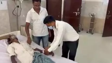 चास: प्रशासन ने पचौरा पथ से वृद्ध व्यक्ति का रेस्क्यू किया, सदर अस्पताल में भर्ती कराया