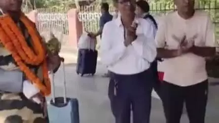 ସୁନ୍ଦରଗଡ ସହର: ଅପରେସନ ସିନ୍ଦୂରରେ କାର୍ଯ୍ୟ ନିଭାଇଥିବା ସୈନିକ ମନୋହର ଖାଲଖୋଙ୍କୁ ଝାରସୁଗୁଡ଼ା ରେଳ ଷ୍ଟେସନରେ ସ୍ବାଗତ କଲେ ହରସମୋରା ଗ୍ରାମବାସୀ